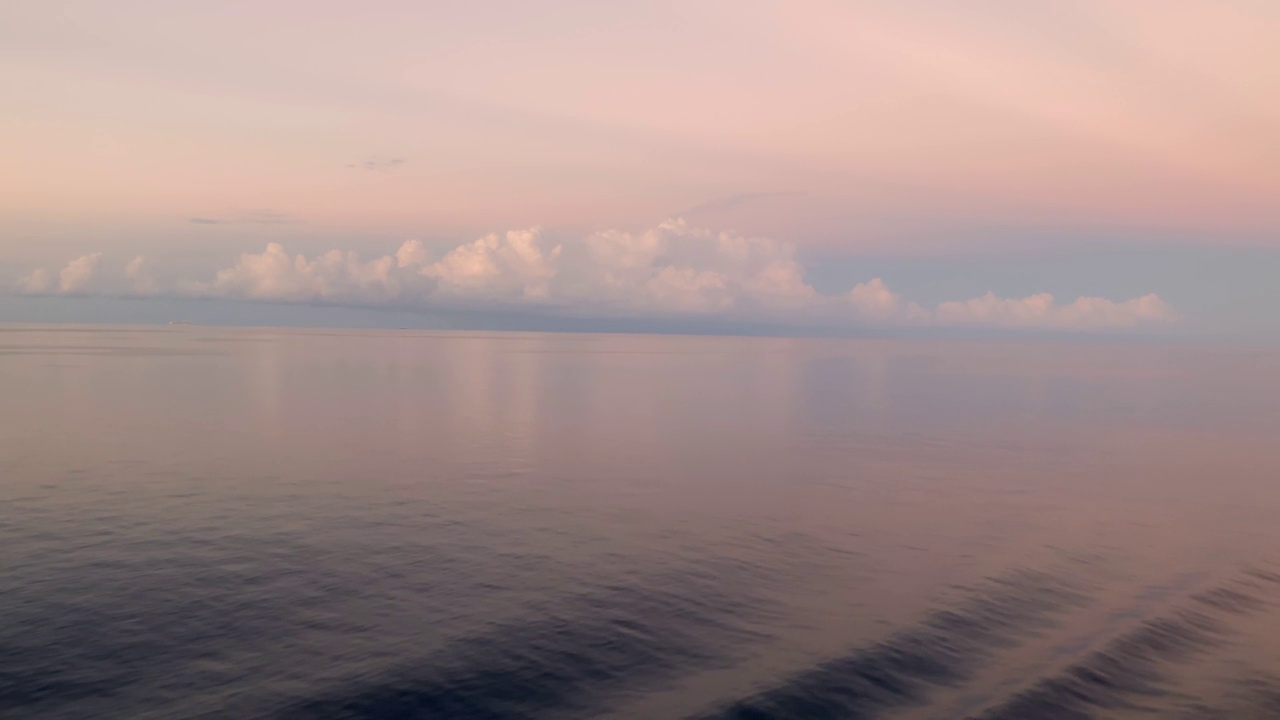 日落时平静的海面视频素材