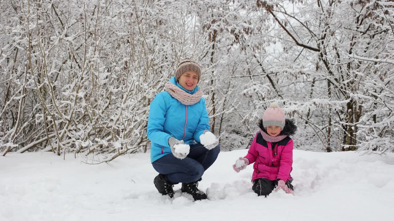 两个人往框架里扔雪球。视频下载