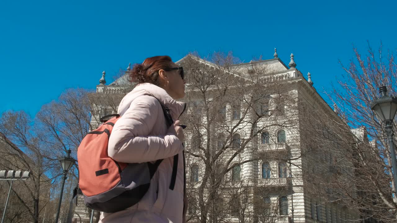 布达佩斯古建筑旁的女旅行者。视频素材