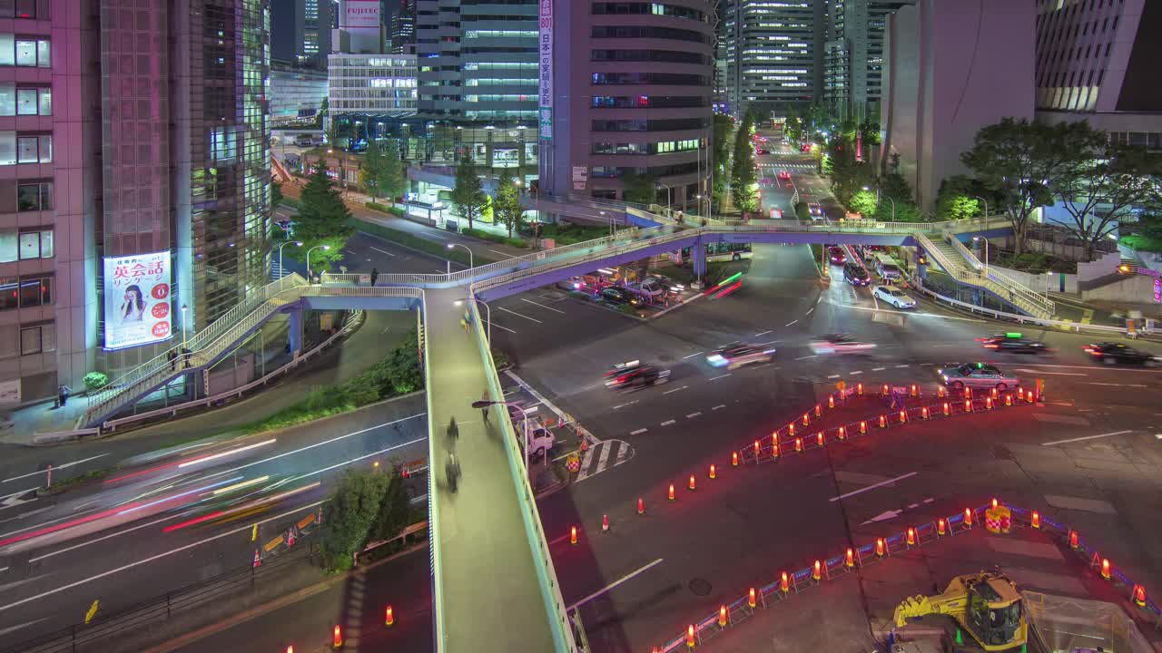 在日本东京新宿，许多行人和车辆在繁忙的街道路口行走。亚洲城市生活方式商务交通概念。视频下载