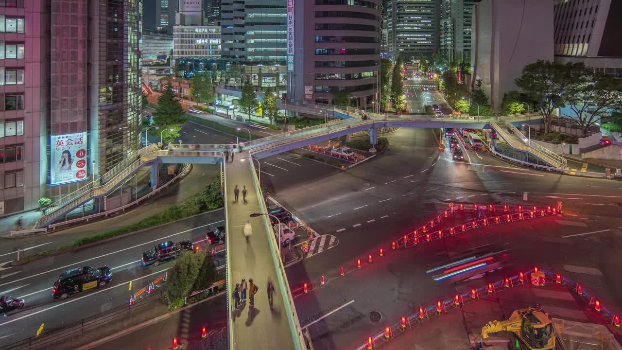 在日本东京新宿，许多行人和车辆在繁忙的街道路口行走。亚洲城市生活方式商务交通概念。视频下载