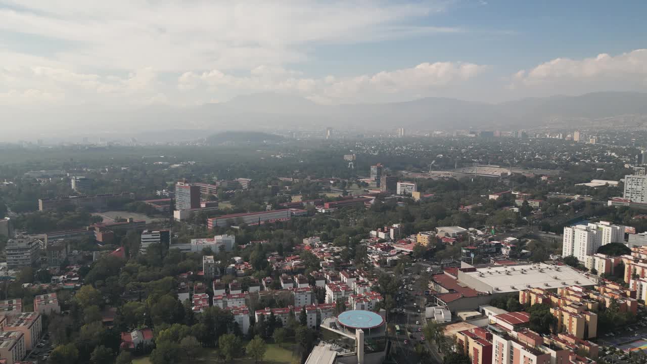 墨西哥城科约阿坎市，科比尔科地区，从无人机上看到的大学城。视频素材