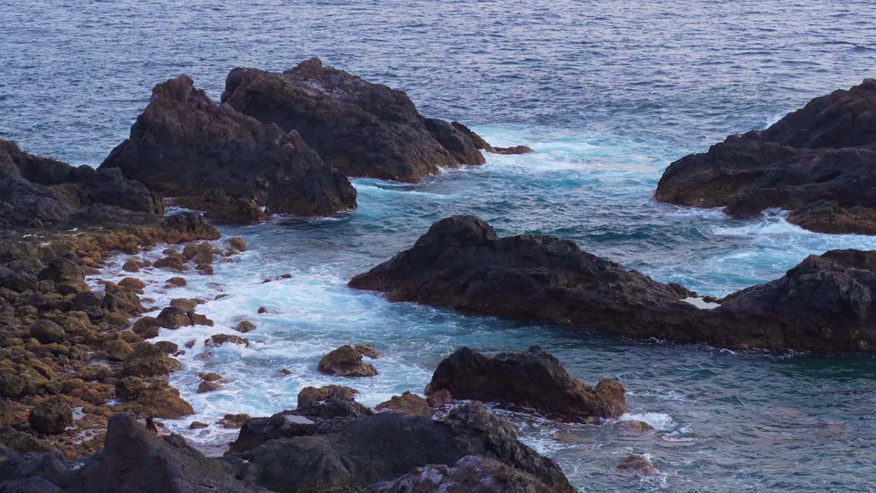 梦幻般的海景景观在异国情调的火山岩海岸，特内里费岛，慢速视频素材