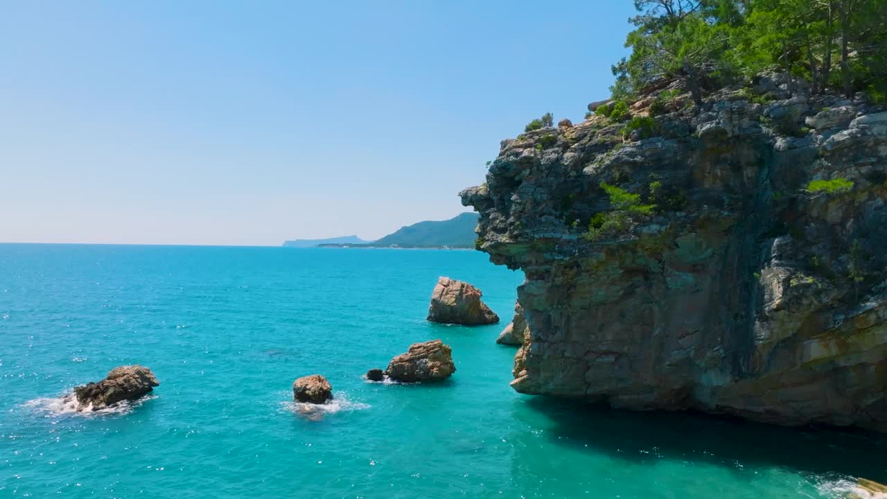 贝尔迪比海滩，著名的地中海海岸，有着绿松石般的大海和伴随而来的山景视频素材