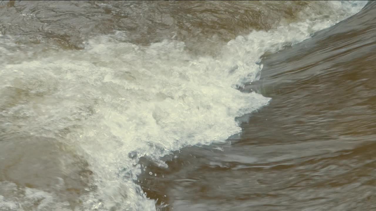 大雨中带着泥浆和泡沫的水流视频素材