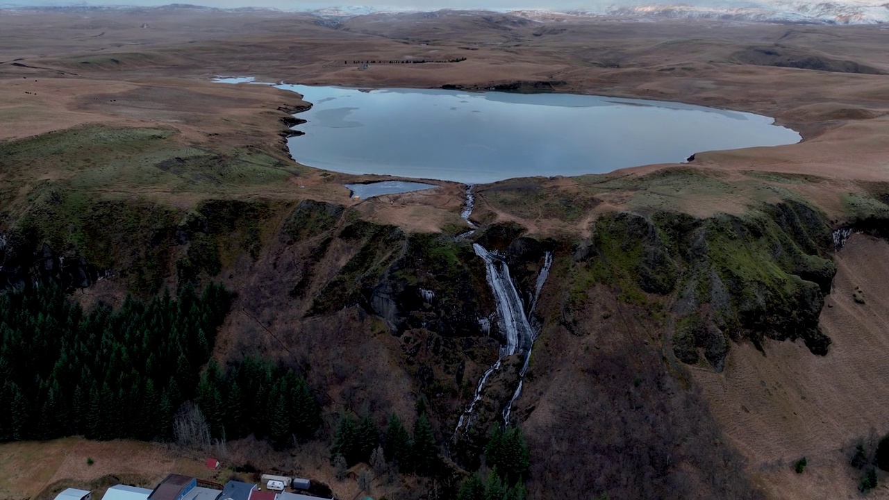 冰岛Kirkjubæjarklaustur, Systrafoss瀑布和Systravatn湖的风景-无人机拍摄视频素材