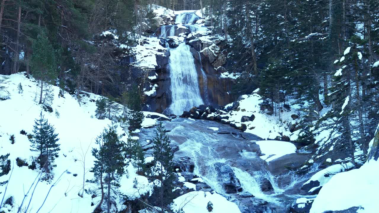 上比利牛斯山脉Cauterets附近的雪山和瀑布景观视频素材