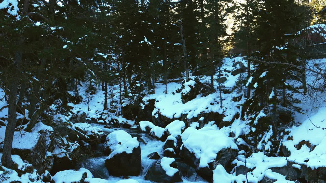 上比利牛斯山脉Cauterets附近的雪山和瀑布景观(缩小)视频素材