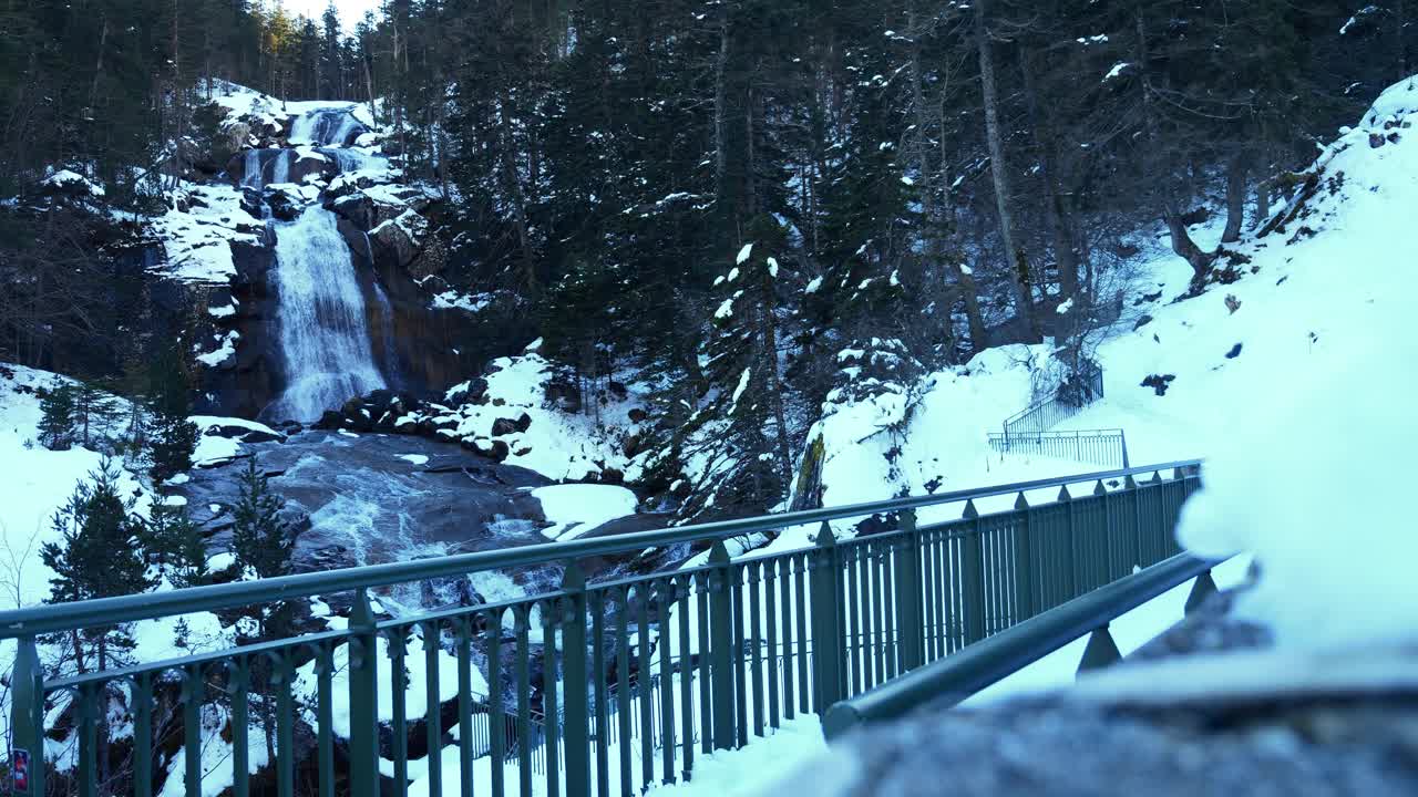 上比利牛斯山脉Cauterets附近的雪山和瀑布景观(缩小)视频素材