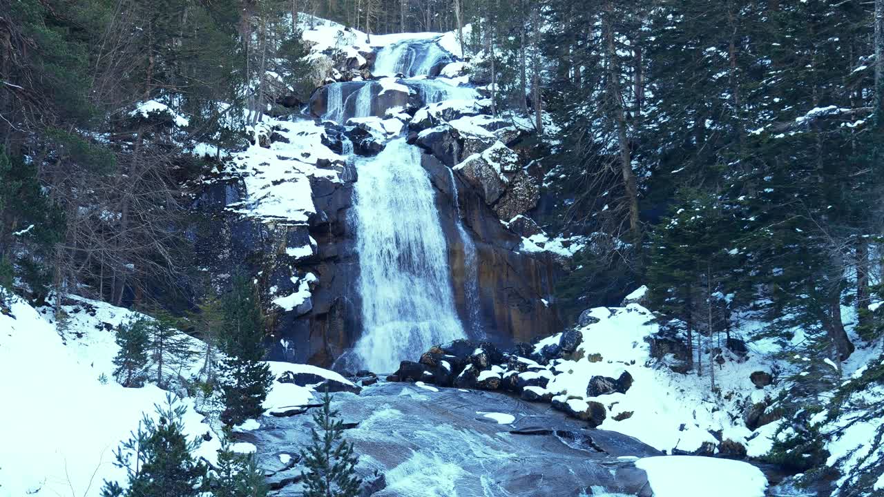 上比利牛斯山脉Cauterets附近的雪山和瀑布景观(缩小)视频素材