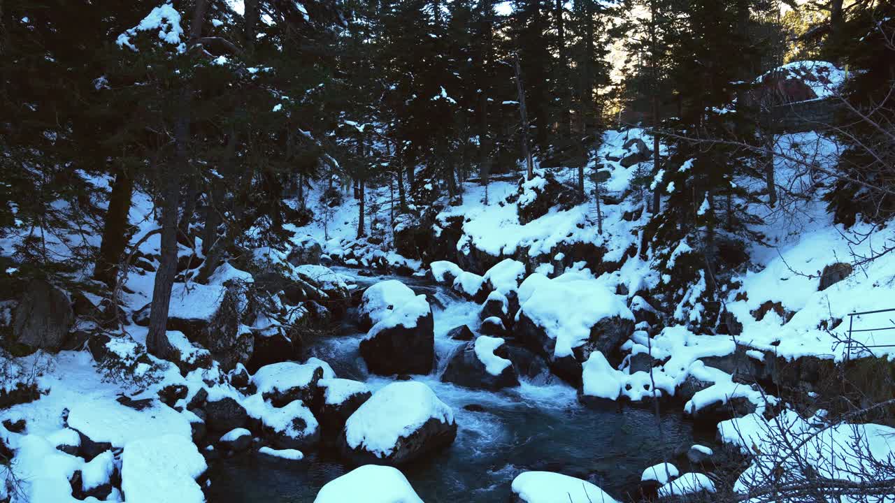 上比利牛斯山脉Cauterets附近的雪山和瀑布景观(放大)视频素材