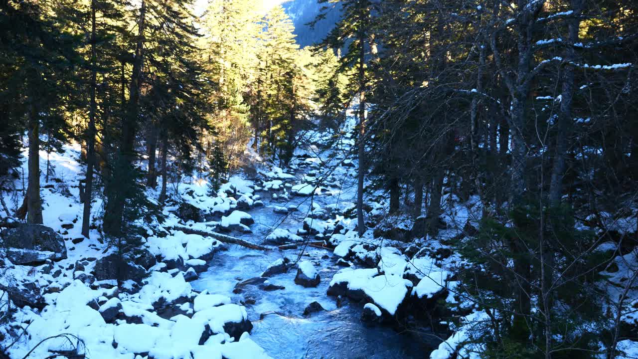 上比利牛斯山脉Cauterets附近的雪山和瀑布景观视频素材