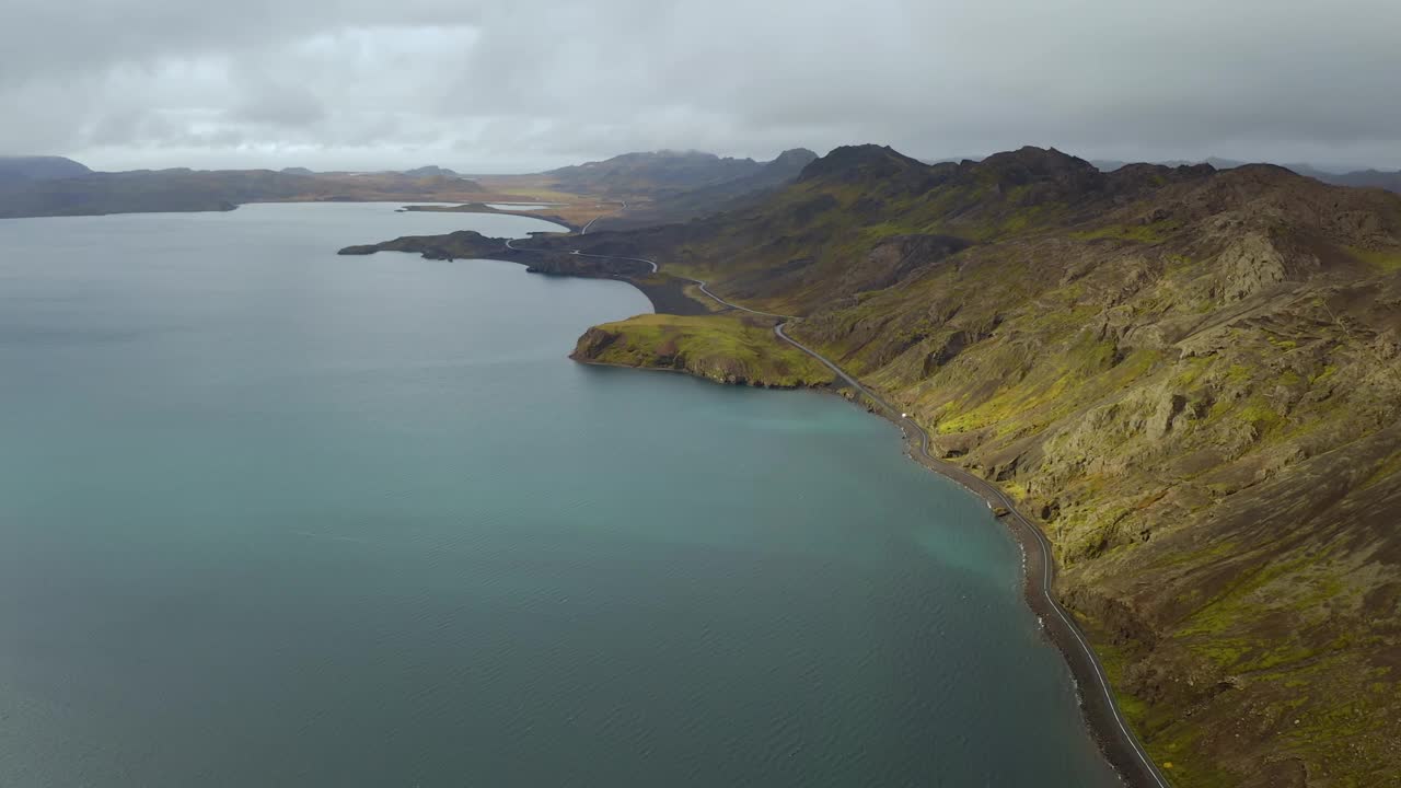 冰岛的青山和湖泊视频素材