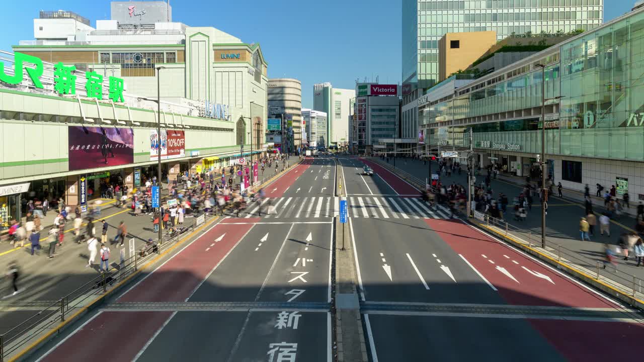 白天东京新宿街道上许多车辆和行人的时间流逝。新宿是一个商业中心，是世界上最繁忙的火车站。东京旅游景点地标，日本旅游，亚洲交通或亚洲城市生活。视频下载