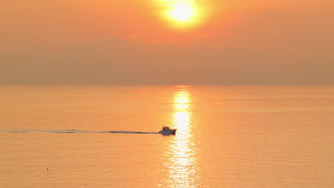 船在海上日落视频素材