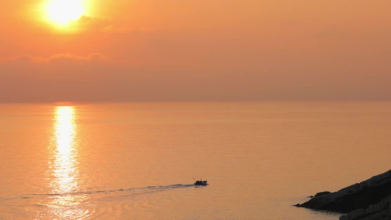 船在海上日落视频素材