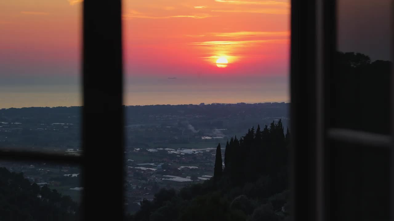 窗外的海上夕阳视频素材