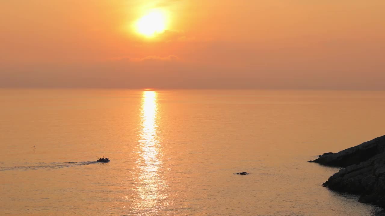 船在海上日落视频素材