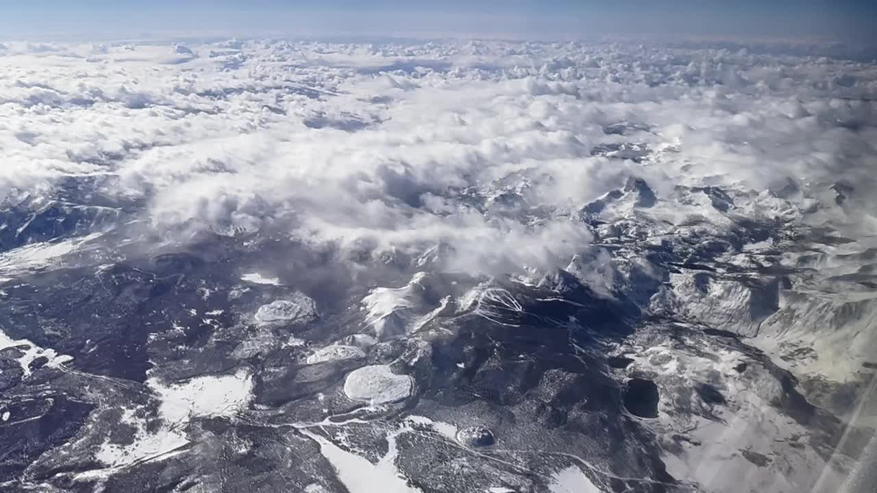 在美国云层覆盖的山脉上空飞行视频下载