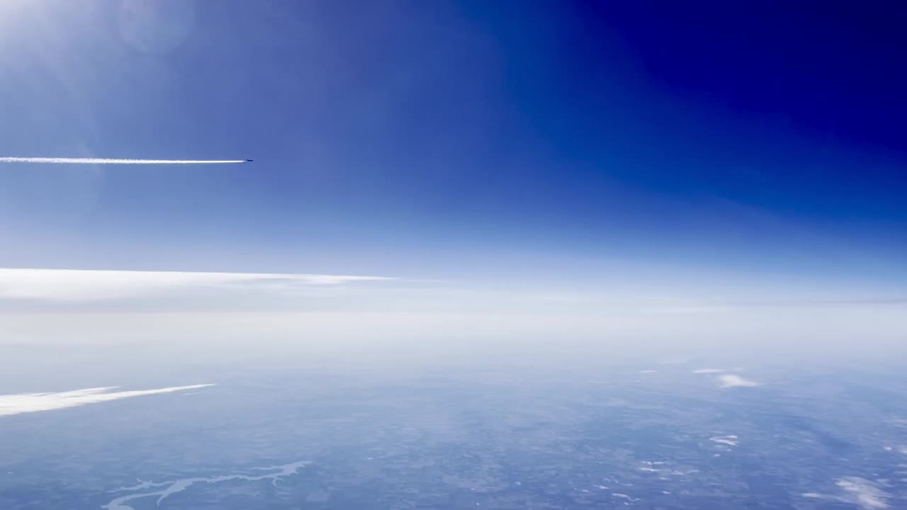 在美国上空飞行时看到窗外的商用飞机视频下载