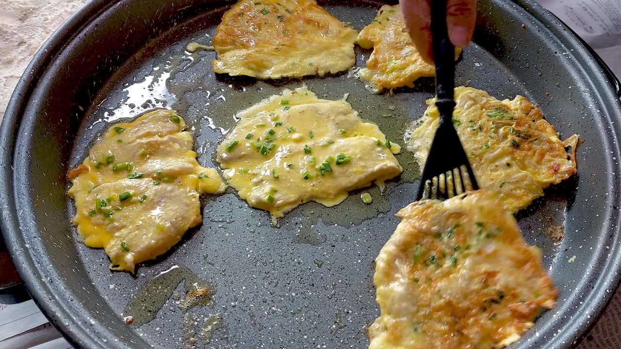 炸肉丸，一种传统的韩国节日食品视频下载