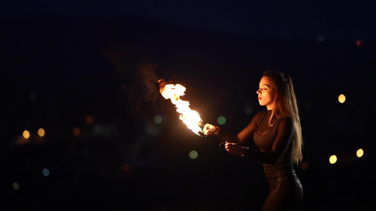 年轻的喷火女在夜间表演视频素材