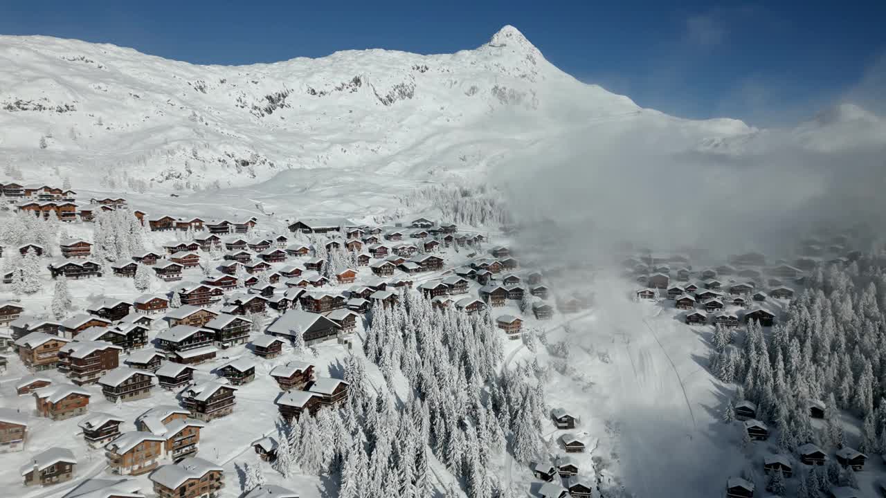 瑞士滑雪胜地贝特梅拉普的度假屋和小木屋。那里有很多雪视频素材