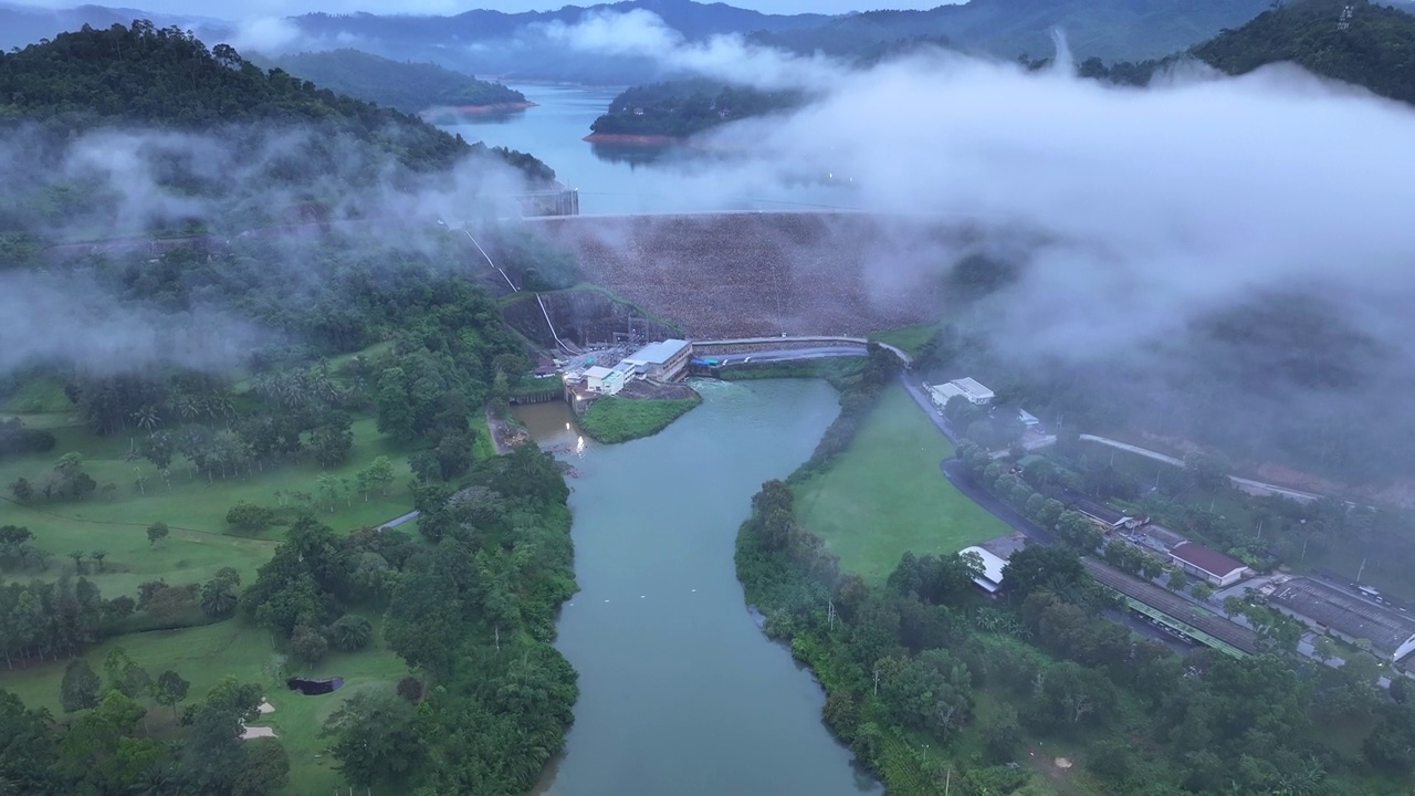 哈拉巴拉野生动物保护区的空中无人机日出场景与雾是泰国的保护区之一。被称为亚洲的亚马逊，泰国南部，雅拉省。电影式航拍。发现地球的美丽。用无人机拍摄的4k视频。视频素材