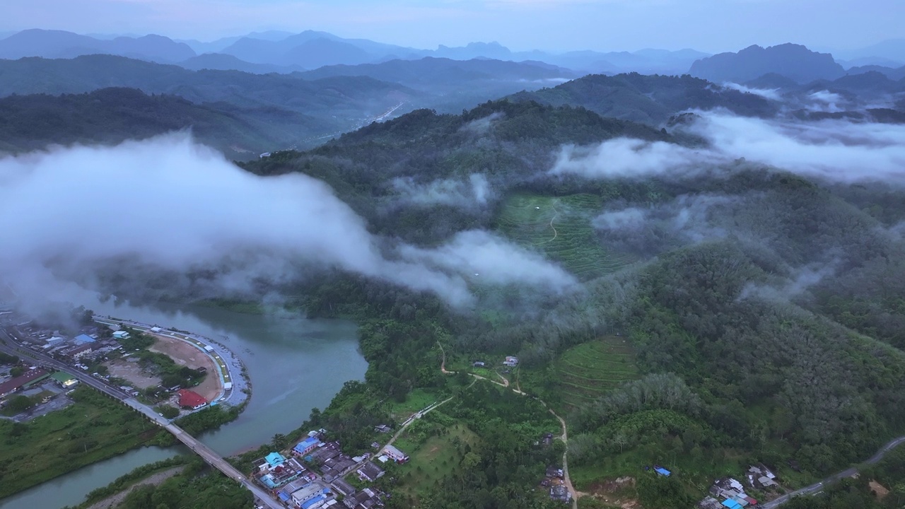 ▽被雾封住的邦朗水坝的空中无人机日出场景=距离曼昂区58公里的雅拉省班南萨塔区宽安邦朗街道的部分地区是用粘土填满岩石的水坝视频素材