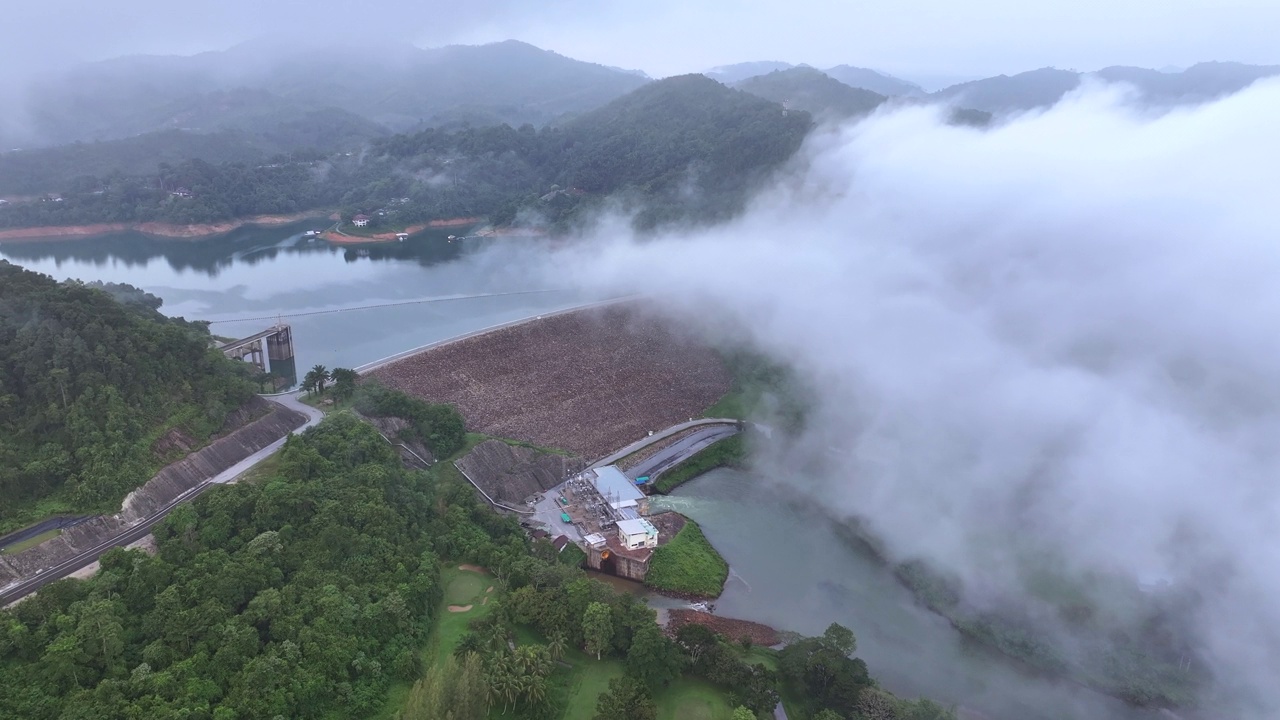 ▽被雾封住的邦朗水坝的空中无人机日出场景=距离曼昂区58公里的雅拉省班南萨塔区宽安邦朗街道的部分地区是用粘土填满岩石的水坝视频素材