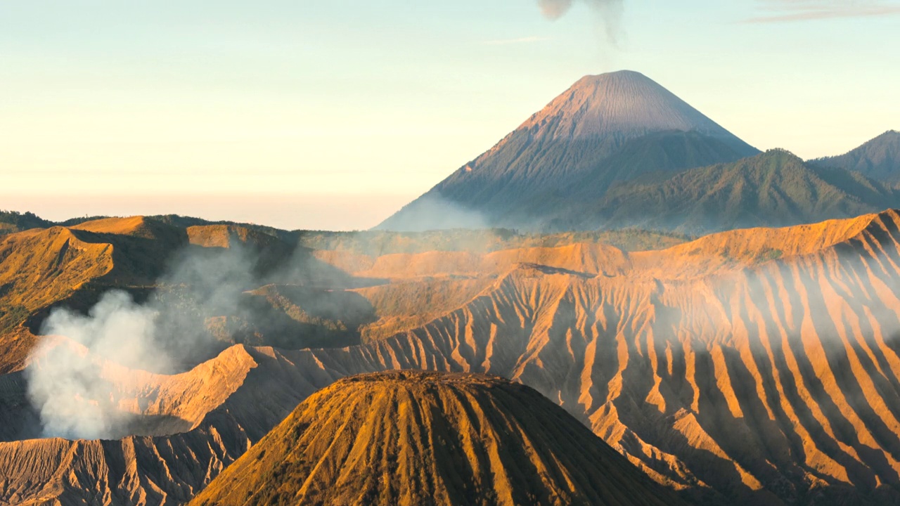 4k延时电影日出场景移动的云，雾和烟雾的喷发覆盖火山mt . Bromo, sememeru, Batok和Widodaren，腾格里火山口，印度尼西亚视频下载