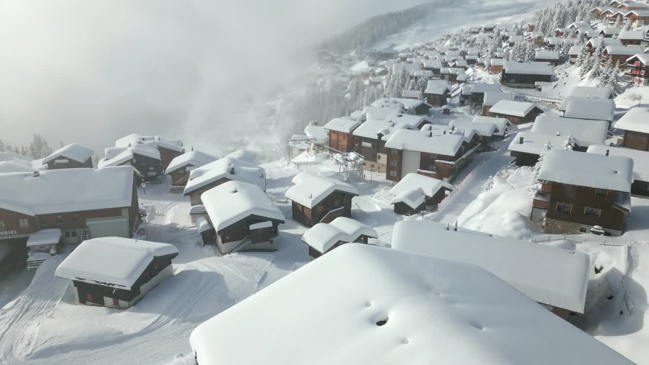 冬天是滑雪胜地，村子里有很多雪。白雪覆盖的屋顶和白雪覆盖的街道。Bettmeralp视频素材