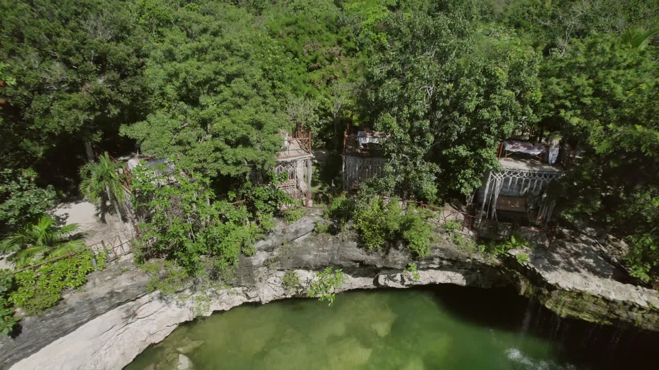 鸟瞰玛雅里维埃拉一个被茂密森林包围的天然井视频素材