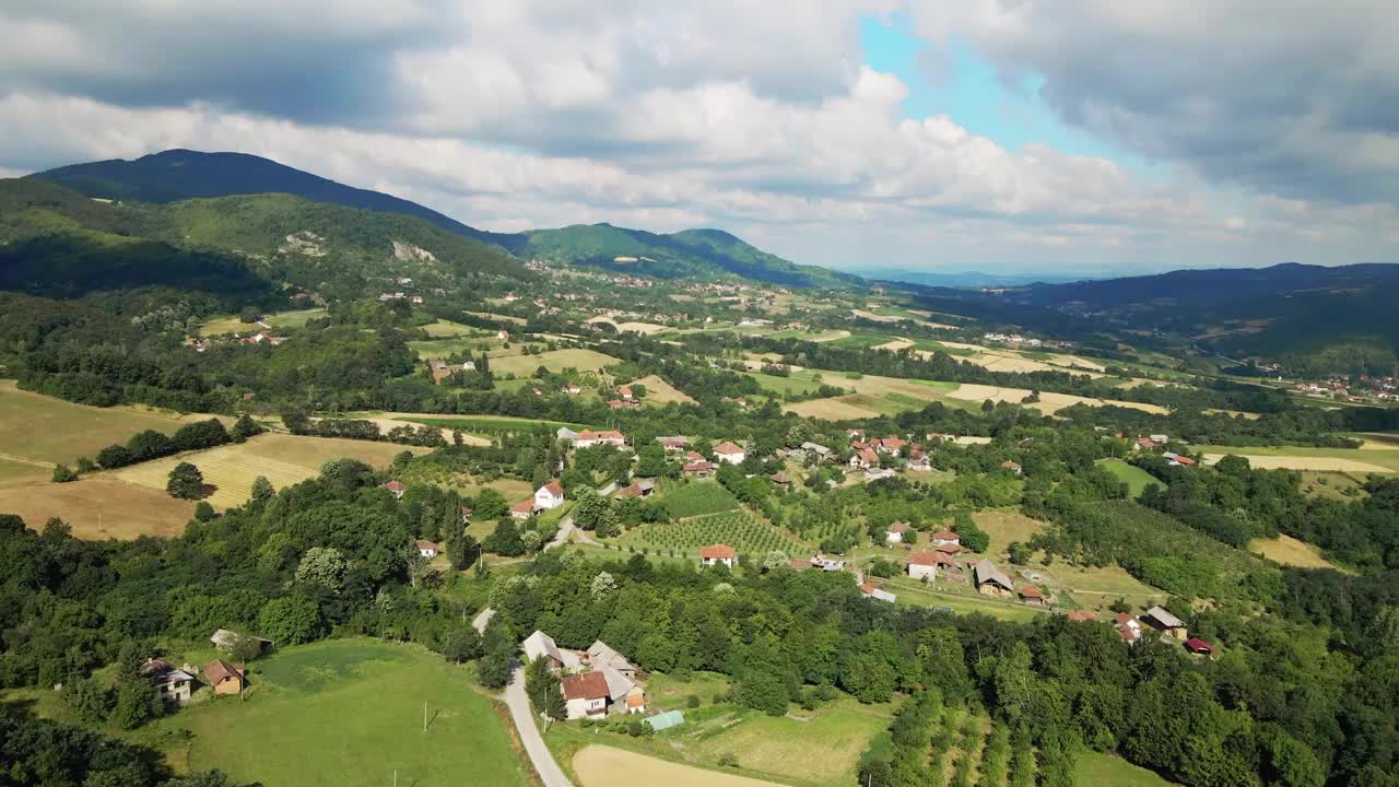 阴天，一架无人机在贡吉米兰诺瓦茨镇附近的山区上空飞行视频素材