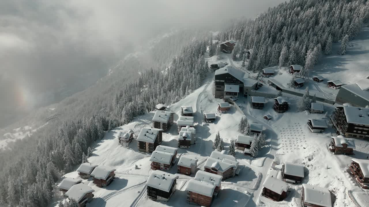 贝特梅拉缆车的顶层站。现在是冬天。屋顶上有雪的小屋。冬季景观瑞士。滑雪胜地视频素材