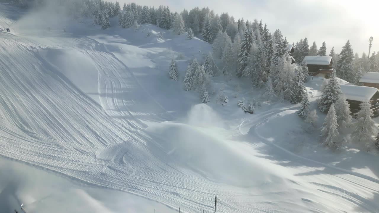 滑雪场的雪炮制造人造雪。滑雪场还没有准备好。缆车还没有投入使用视频素材