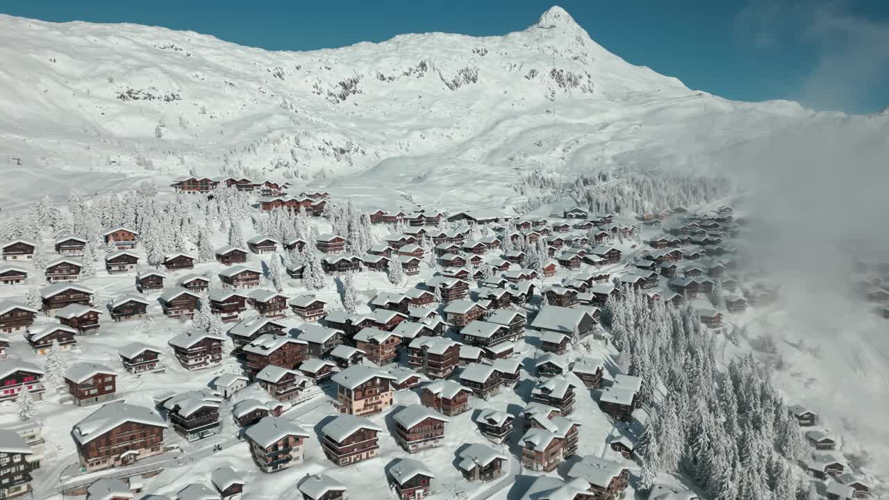 冬天的贝特梅拉普村。有很多雪和冬季景观的贝特默霍恩山视频素材