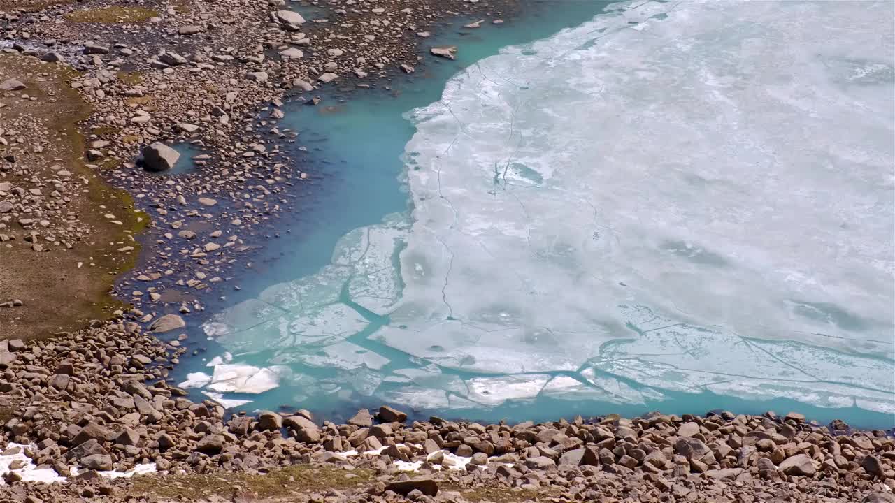 冰冻湖山冰海岸线视频素材