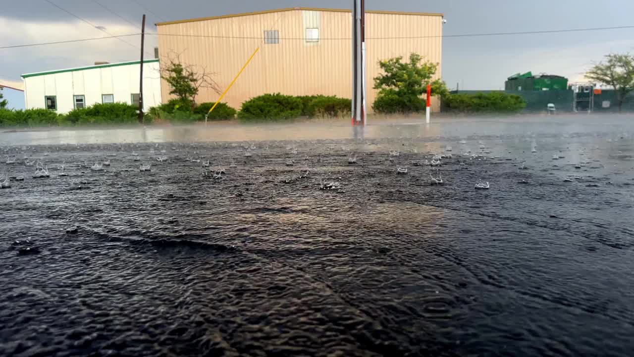 突然的暴雨使停车场被大量的水淹没视频素材