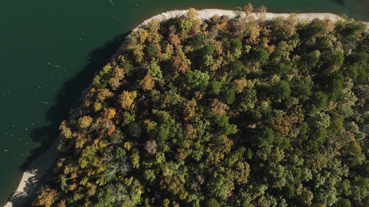 美国阿肯色州鹰洞洞窟的俯视湖景——无人机拍摄视频素材