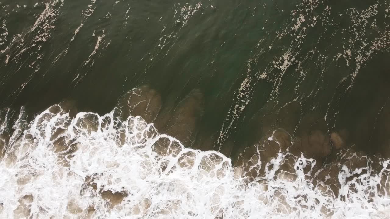 葡萄牙纳扎尔纳海岸的巨浪。空中赢富数据视频素材