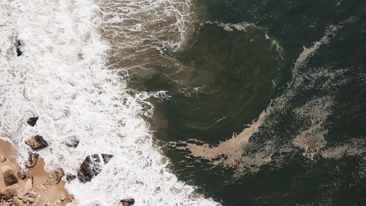 葡萄牙纳扎雷埃尔的泡沫海浪。空中视频素材