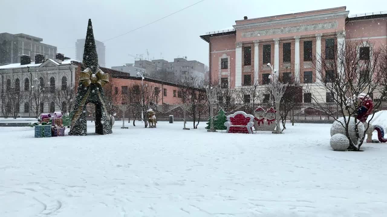 乌克兰冬季城市和圣诞广场在大雪中装饰。视频素材