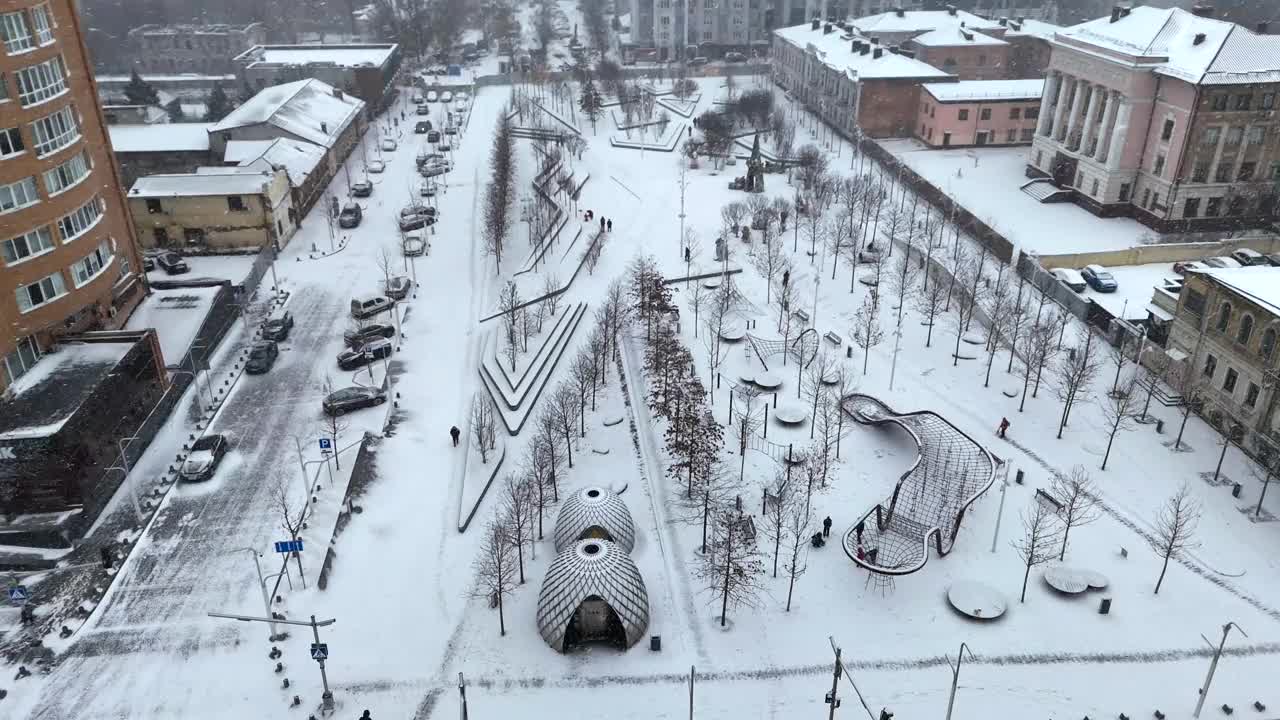 冬天的乌克兰第聂伯罗市，从鸟瞰图上看，大雪覆盖的街道上挤满了人和汽车。视频下载