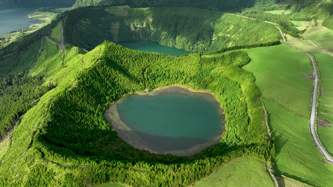 亚速尔群岛塞特Cidades火山口的Rasa泻湖周围郁郁葱葱。无人机的回调视频素材