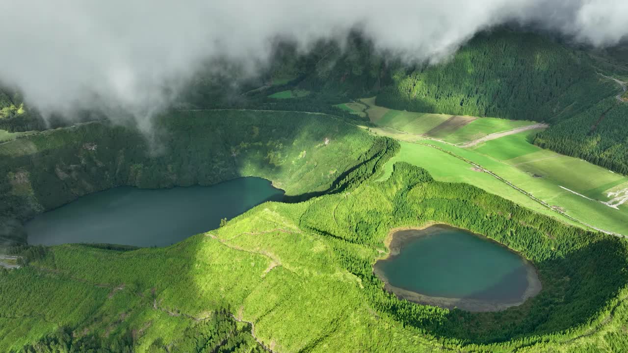 在塞特Cidades，无人机在风景秀丽的拉萨和圣地亚哥泻湖附近观看视频素材