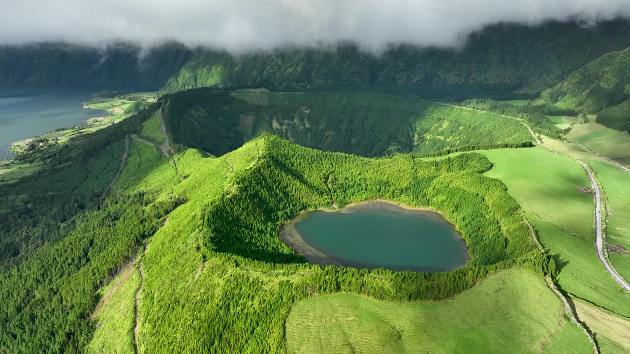 塞特Cidades的Rasa泻湖周围火山口的翠绿。风景优美的天线视频素材