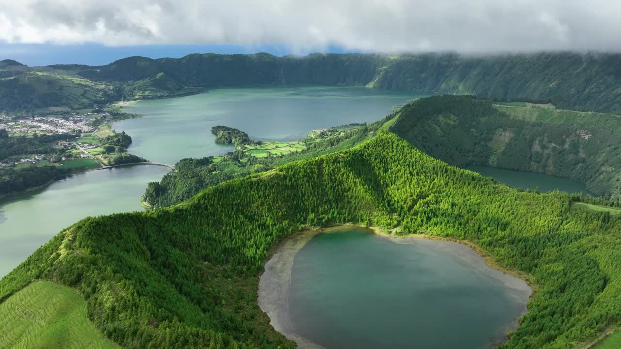 鸟瞰图Rasa泻湖在风景秀丽的塞特Cidades火山口，圣米格尔，亚速尔群岛视频素材