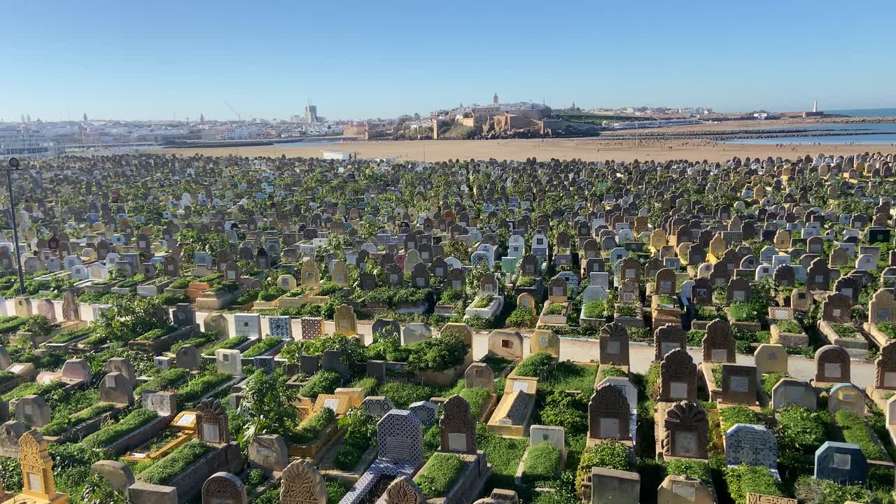 在拉巴特大西洋湾一个巨大的摩洛哥墓地里的墓碑视频素材