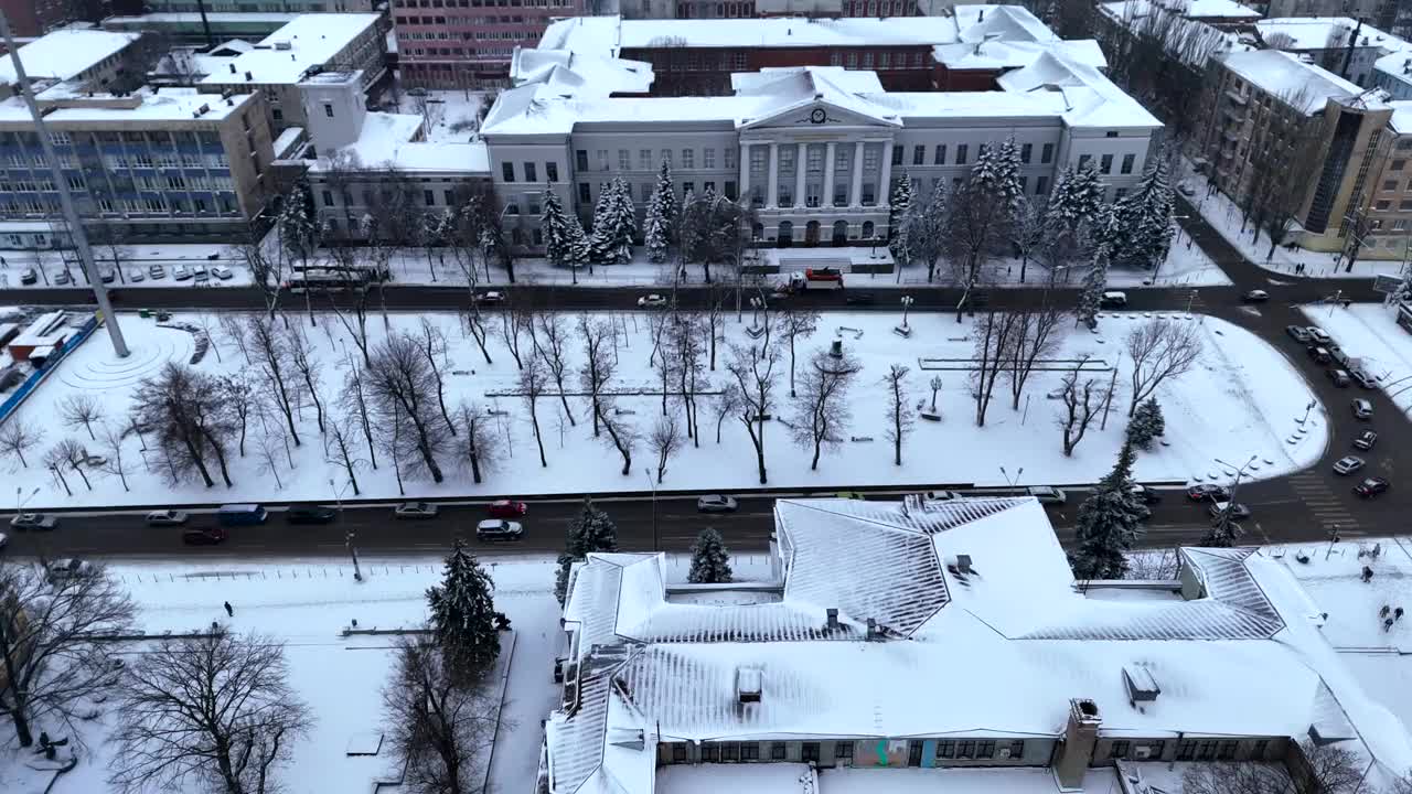 冬天的乌克兰第聂伯罗市，从鸟瞰的角度看，积雪覆盖的街道上车辆通行。视频下载